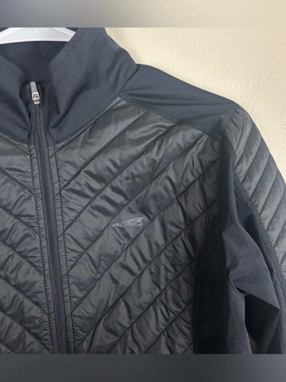 Altra Jacket Women’s Size M Zoned Heat ZeroLite Black Quilted Running Jacket